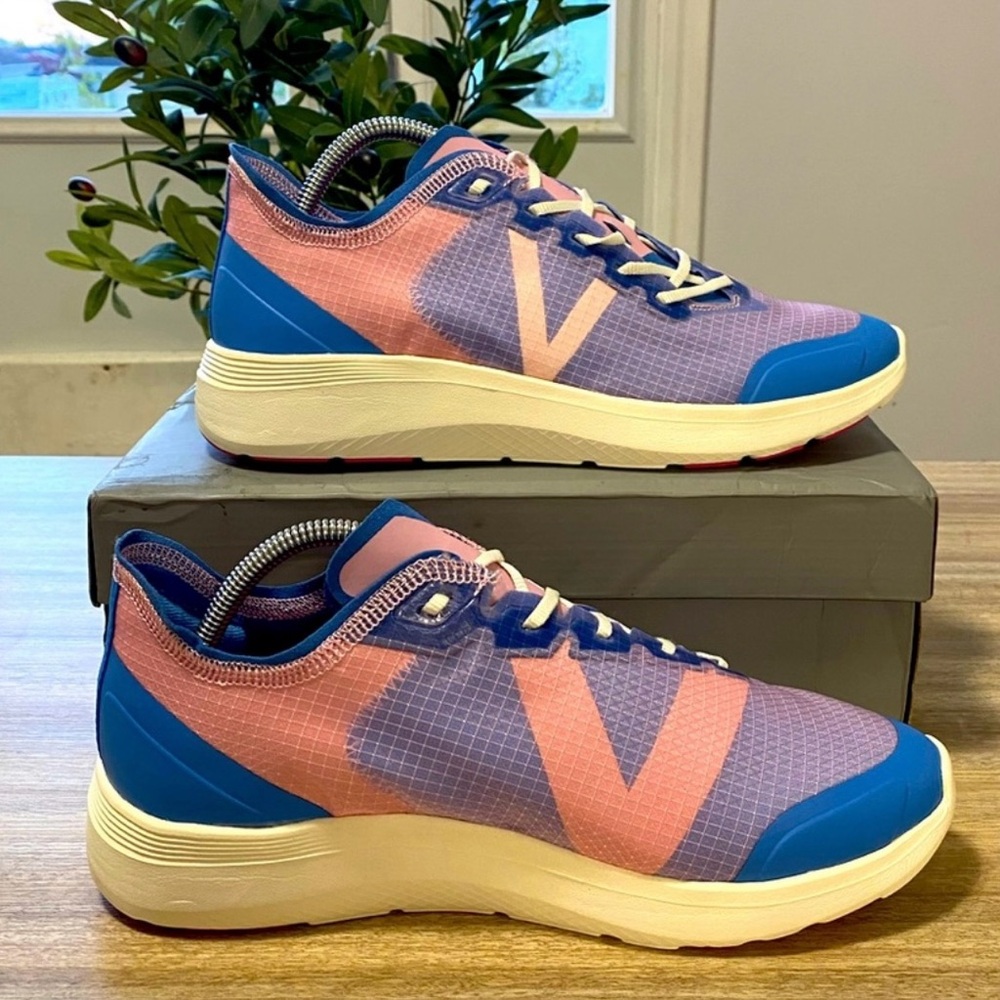 Vionic walking shoes size 11